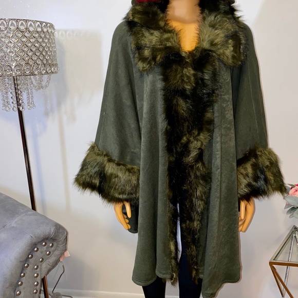 Stunning Faux Fur Shawl - Picture 4 of 6